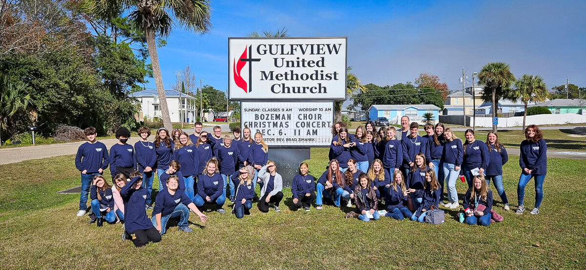 Large group of students pose with Gulfview sign on the lawn.