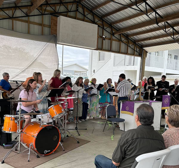 Choir sings in pavilion
