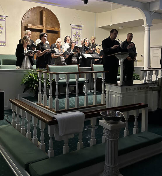 Choir sings in the dark on Maundy Thursday